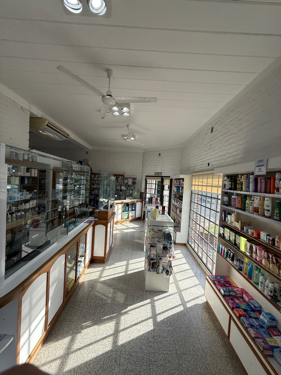 Interior Farmacia Avellaneda