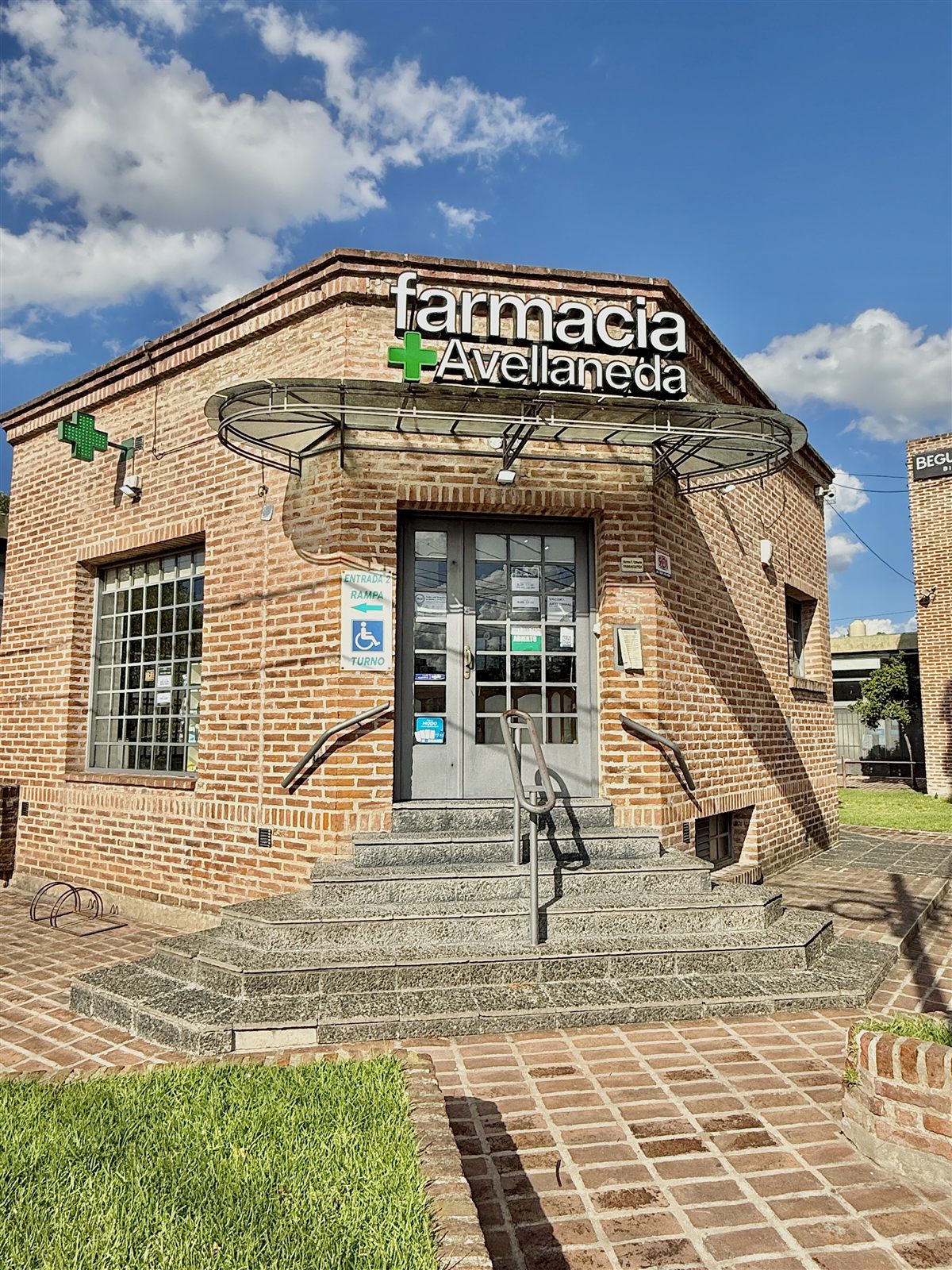 Frente de Farmacia Avellaneda